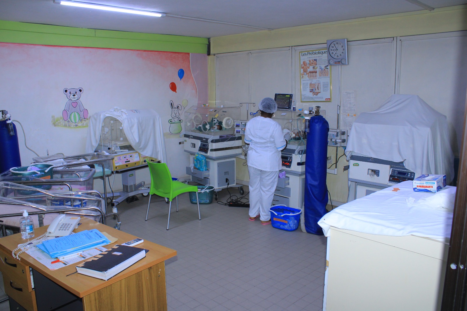 La nurserie équipée de couveuses et de berceaux